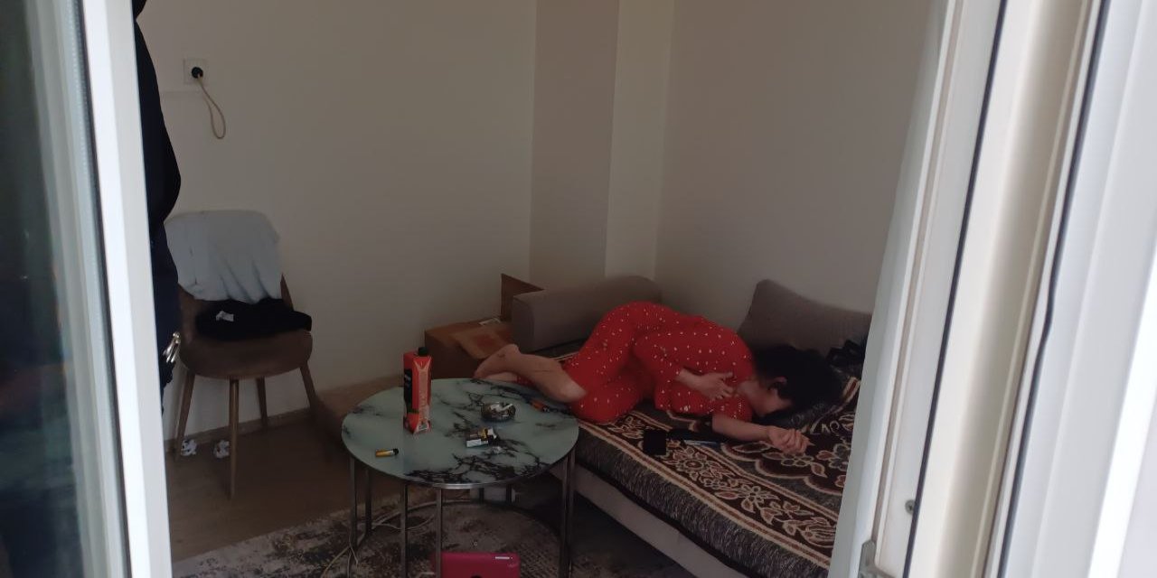 9 yaşındaki çocuğun ihbarıyla eve gelen polis, kadını bu halde buldu