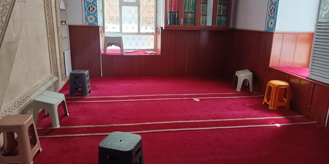 Camide akılalmaz saldırı! Namaz kılan adam bıçaklandı