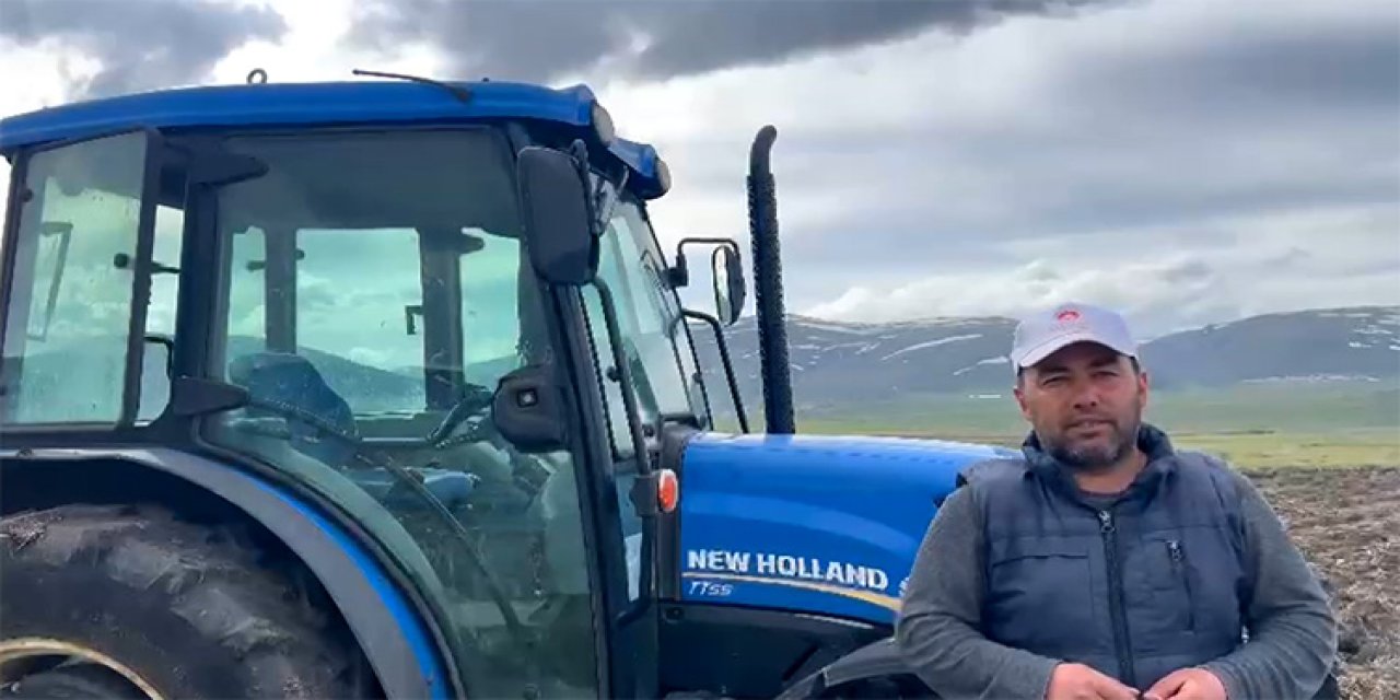 Traktörüyle tarlasına yazdığı çiftçiyi gündem yaptı