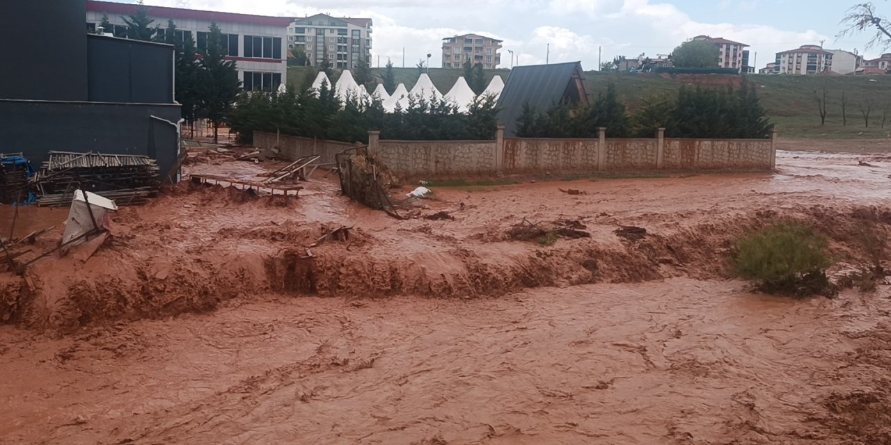 Sağanak bir ilimizde hayatı felç etti! Evleri su bastı, tren seferleri durdu