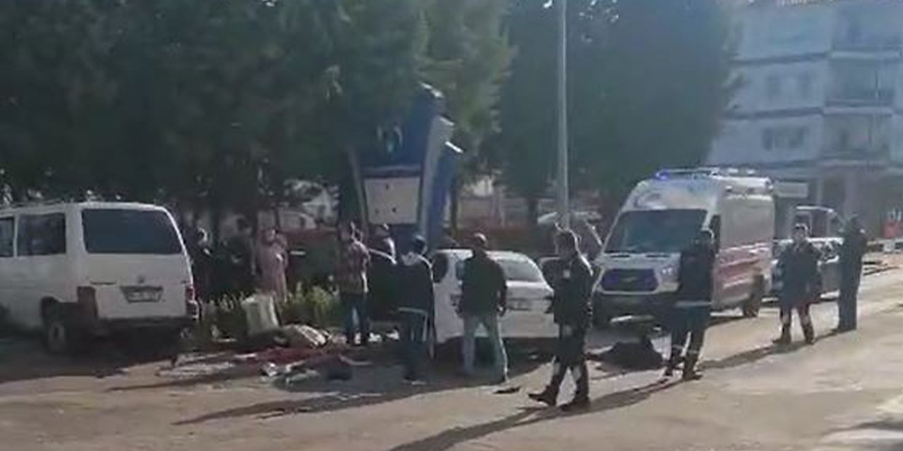 Minibüs ile otomobil çarpıştı: 3'ü ağır, 9 yaralı