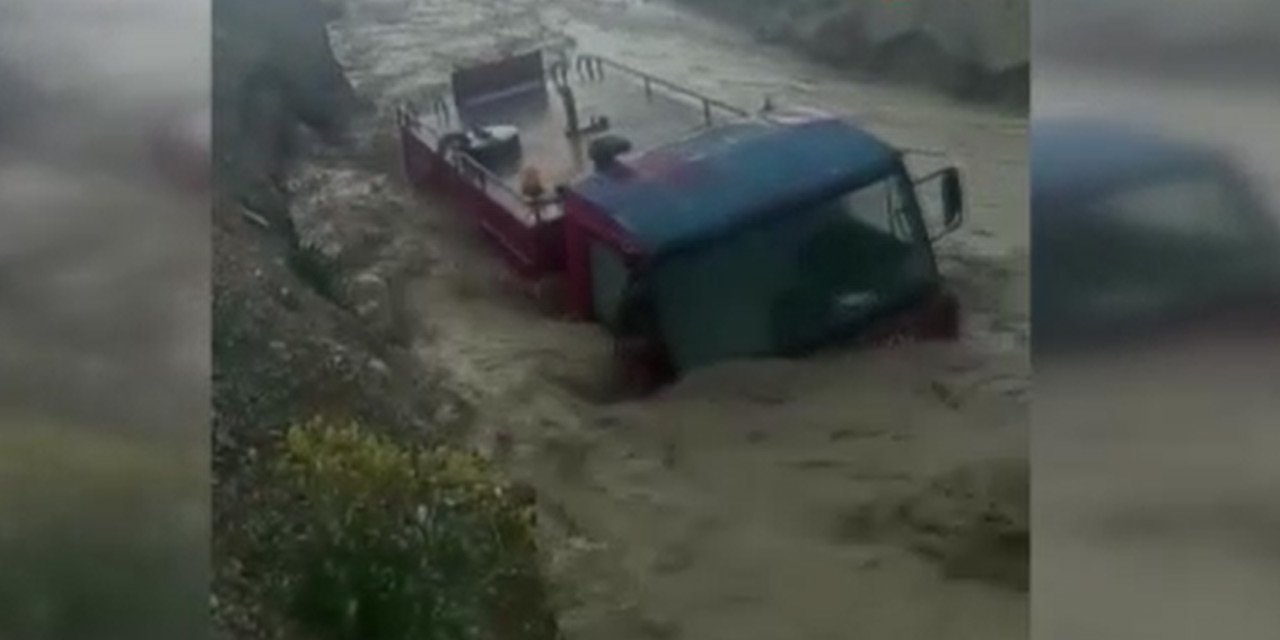 Yardıma giden itfaiye aracı sel sularına kapıldı