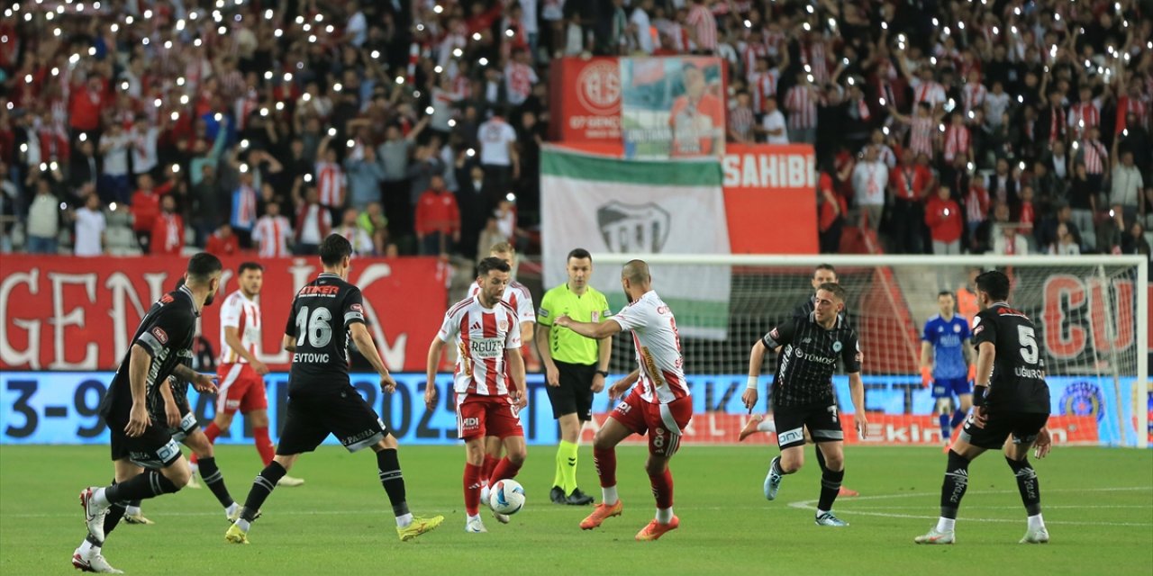 Konyaspor 3 puanı Antalyaspor’a hediye etti