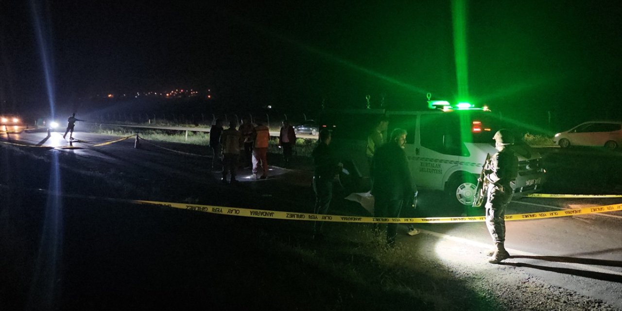 TIR sürücüsü yolda ceset buldu