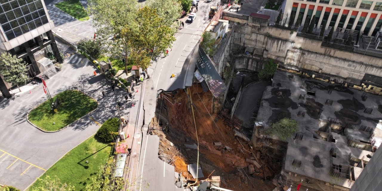 Deprem korkusu yaşanan İstanbul'da yol çöktü