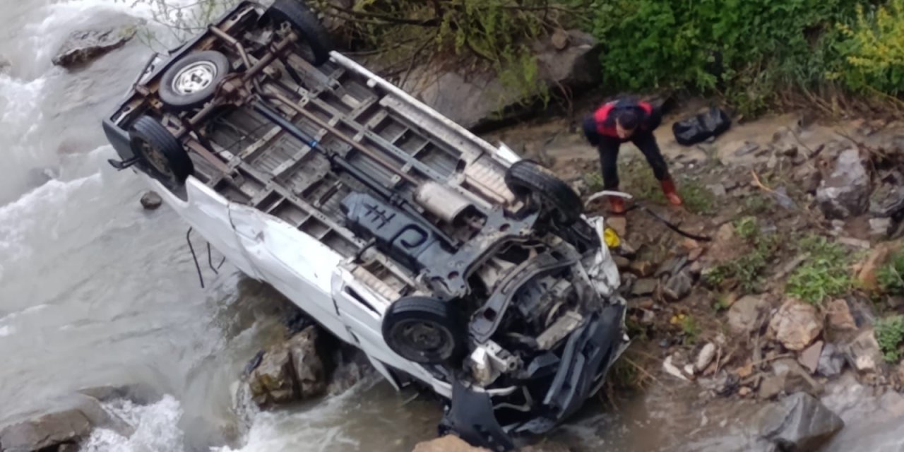 İşçi taşıyan minibüs dereye uçtu! 2 ölü, 3 yaralı var
