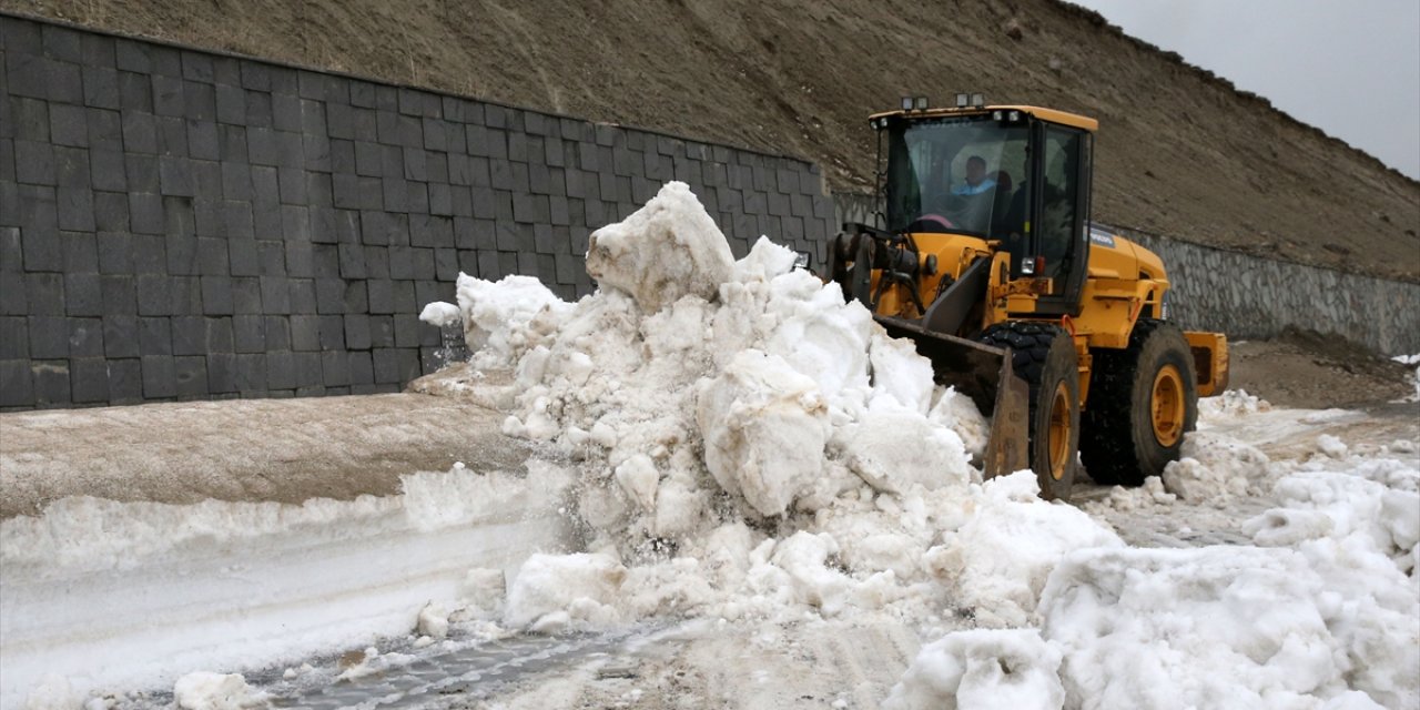 Mayısta kar yağan ilimizde yollar kapandı
