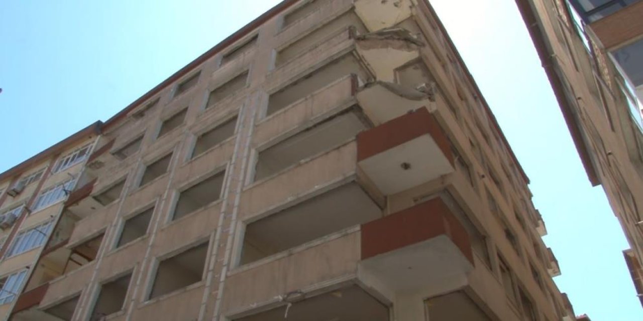 Deprem sırasında balkon çöktü: 1 kişi yaralandı