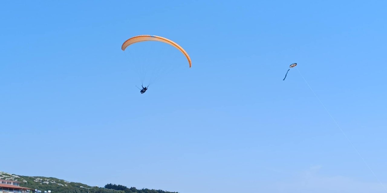 Yamaç paraşütüyle atlayan öğrenciler gökyüzünde kitap okudu