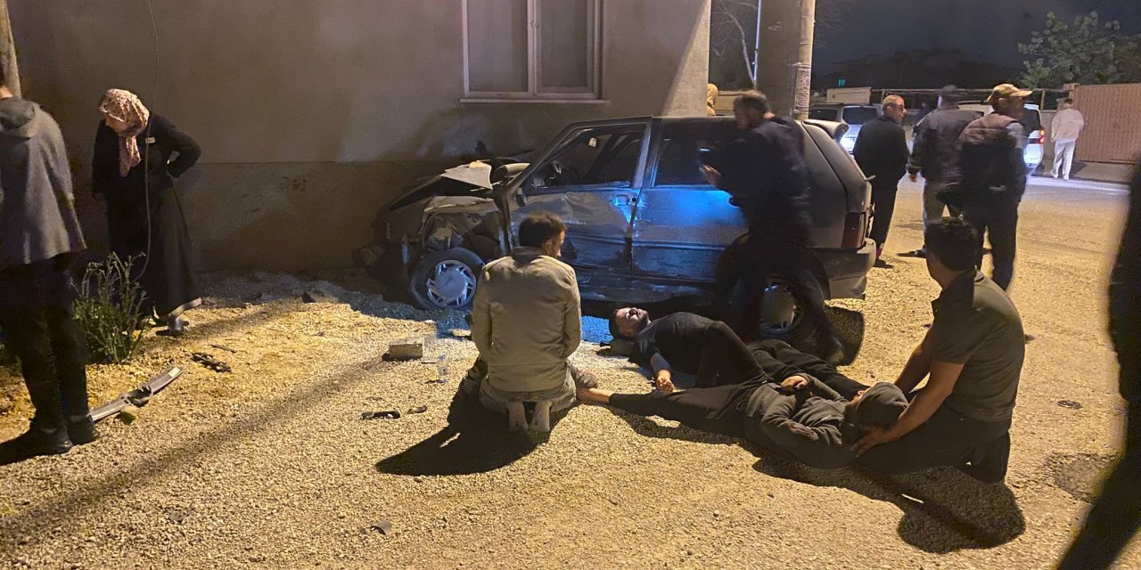 Konya Meram’da kaza yapan iki otomobil eve çarptı: 6 yaralı