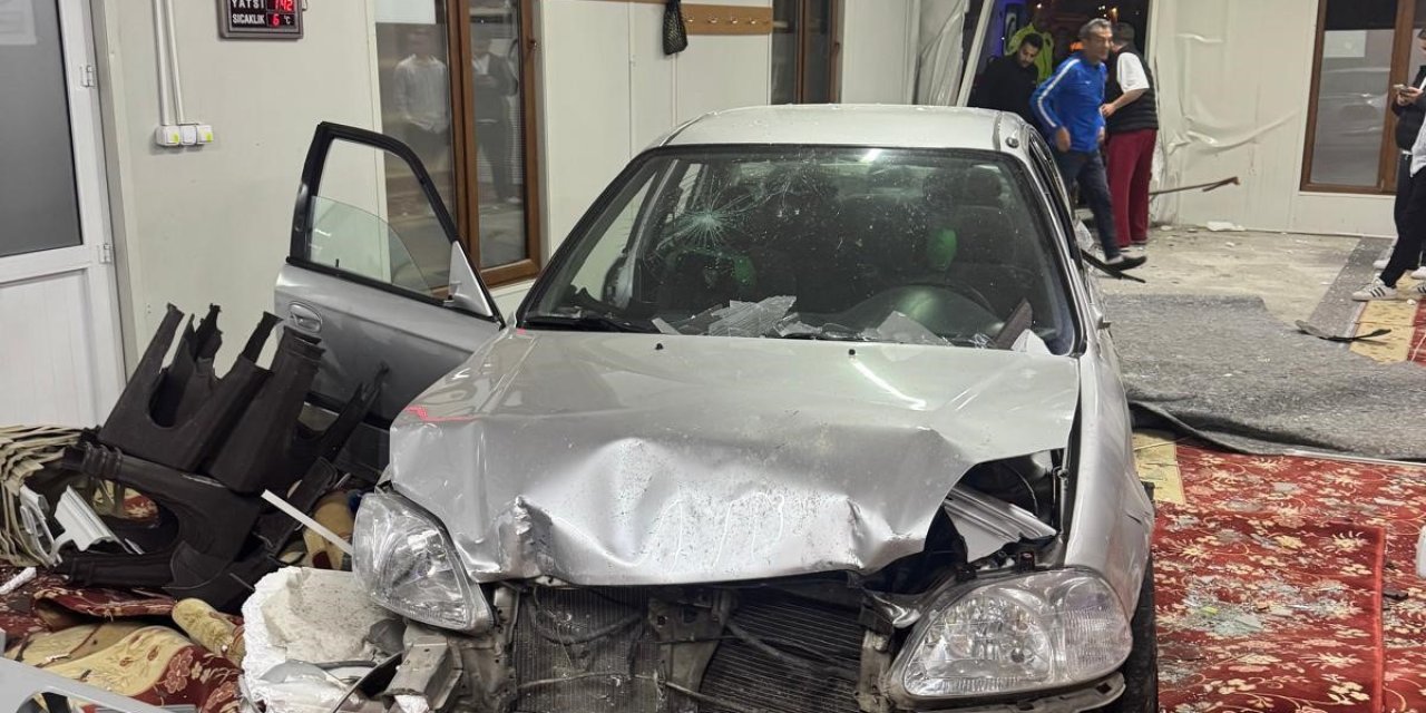 Alkollü sürücü camiye daldı