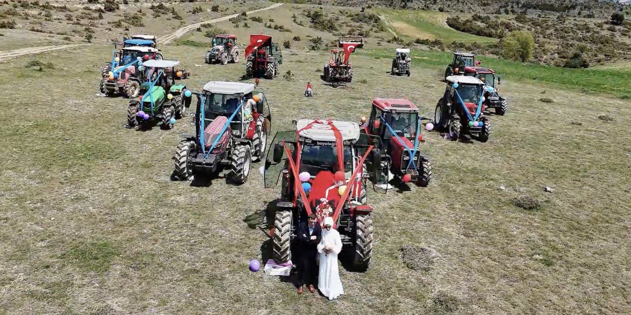 Gelinliğini giydi, traktörün direksiyonuna geçti