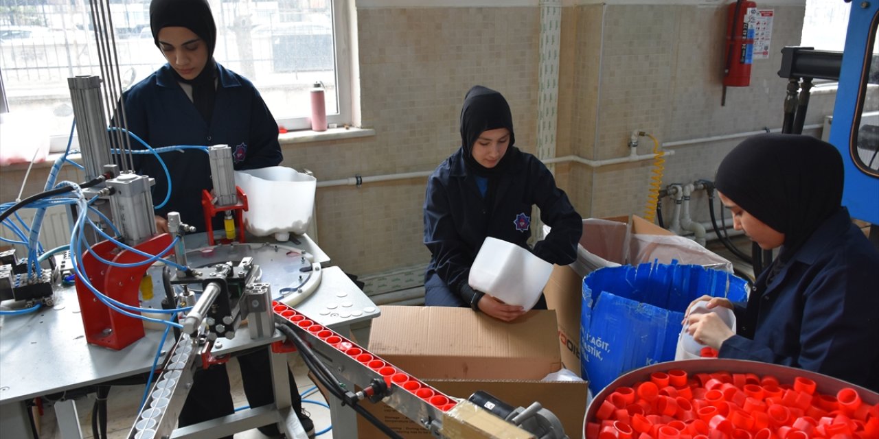 Konya’nın öğrencilerine para kazandıran lisesi