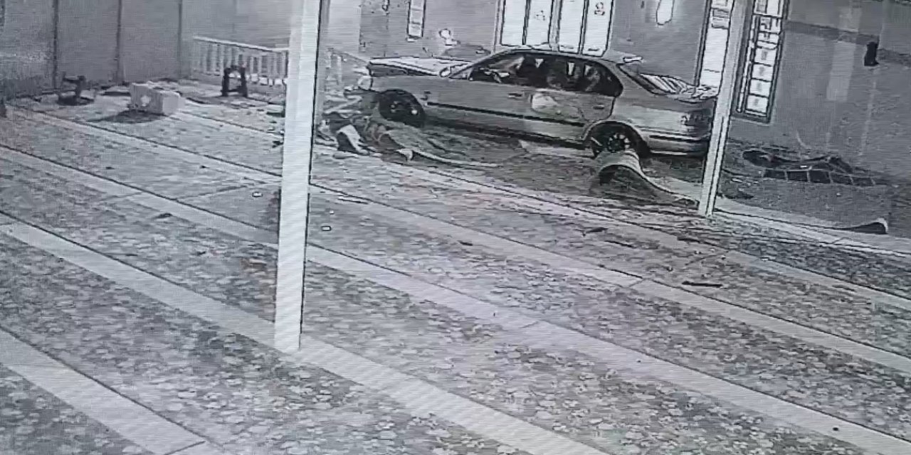 Otomobille camiye girdi! Kaza anı kamerada
