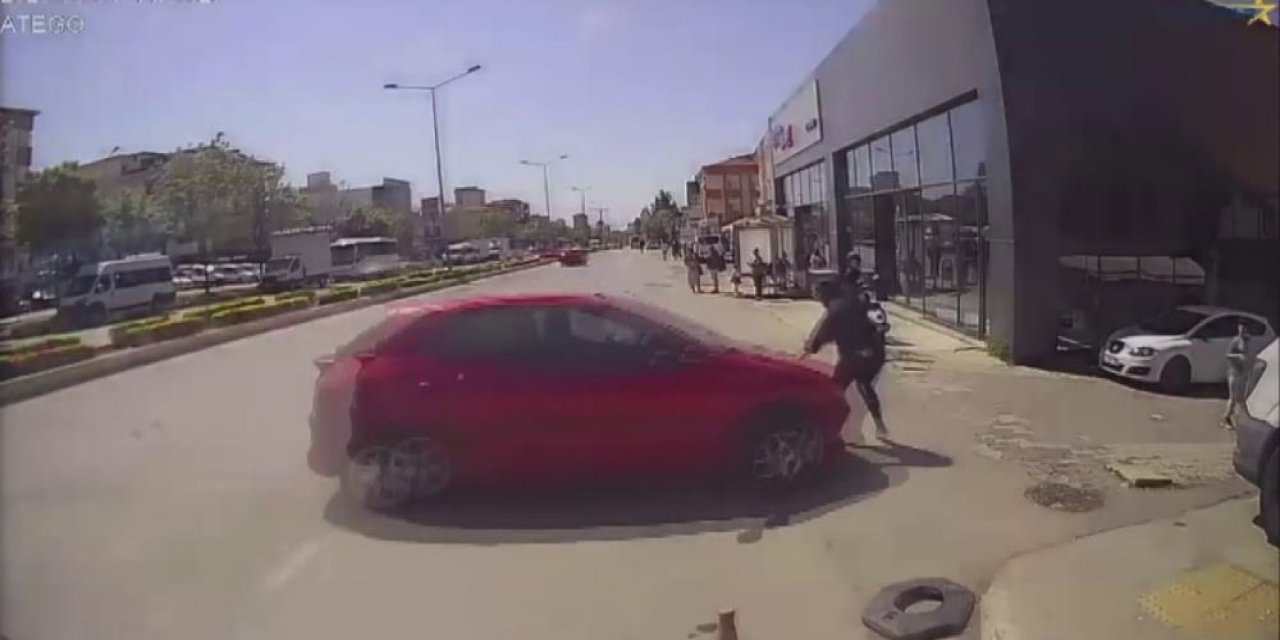 Kaza sonrası savrulan araç yayaya böyle çarptı