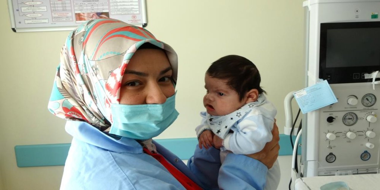 Tıp tarihine geçecek başarı! 3 kilo bebekten yarım kilo tümor alındı