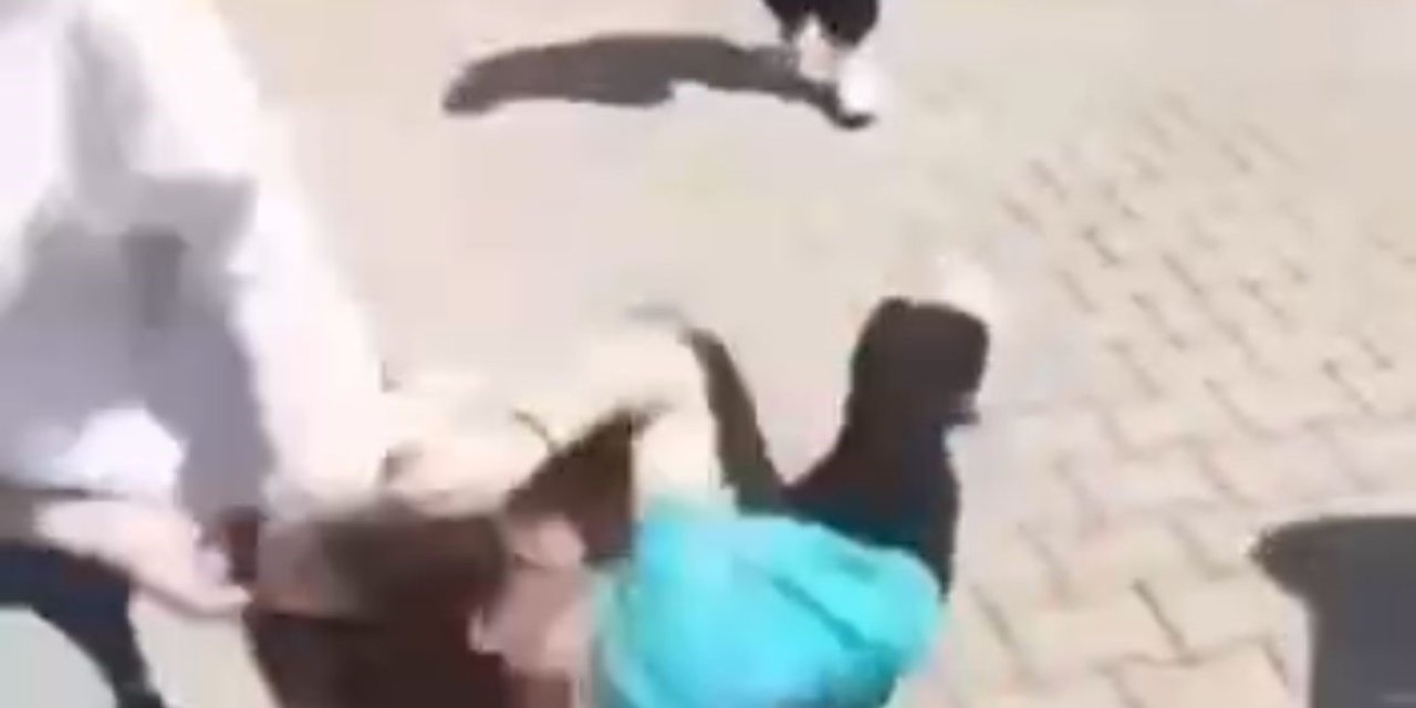 Okulda şiddet! Arkadaşını yerde sürükledi, diğerleri kayda aldı