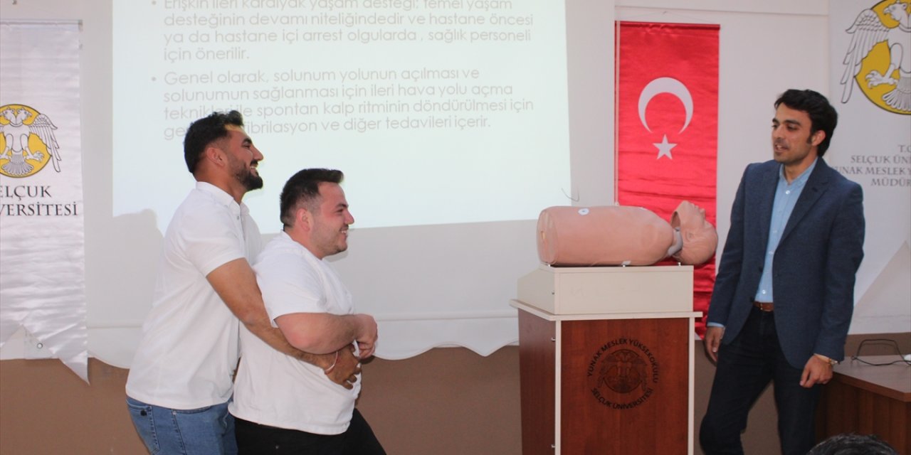 Konya'da öğrencilere Heimlich manevrası anlatıldı