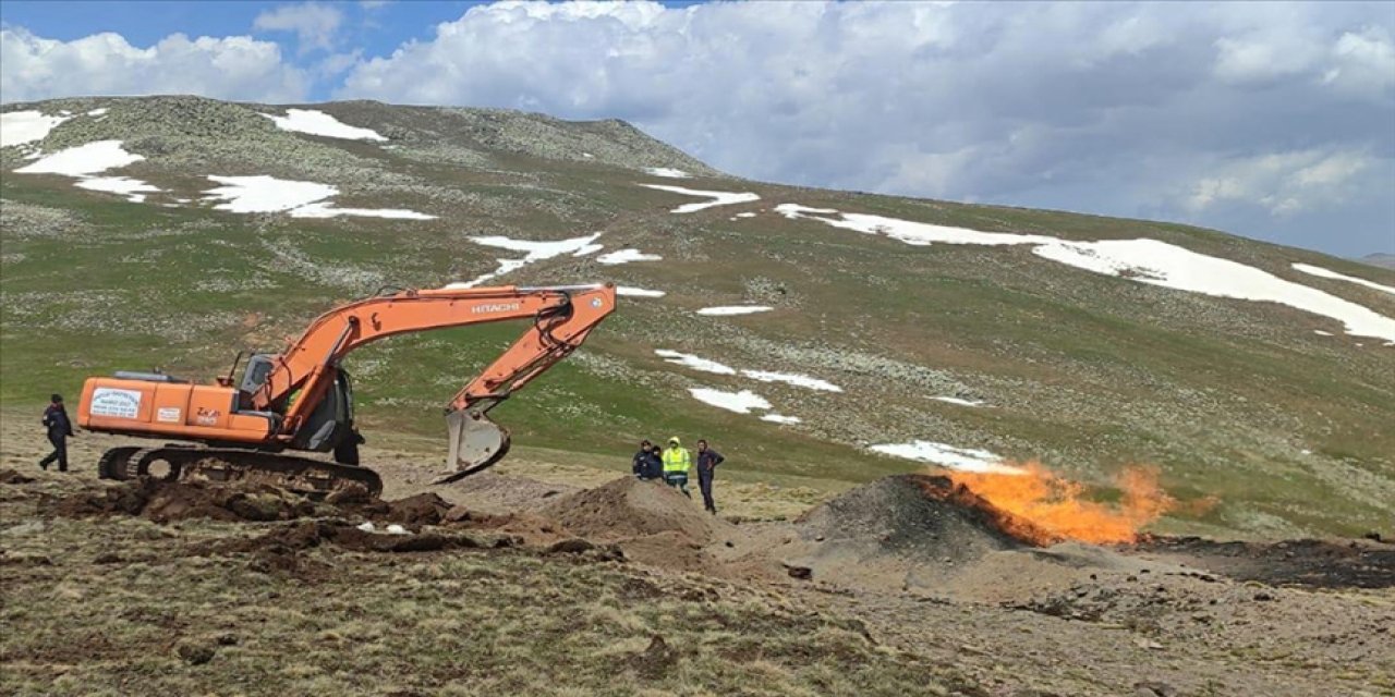 Yıldırım isabet eden doğal gaz boru hattında yangın
