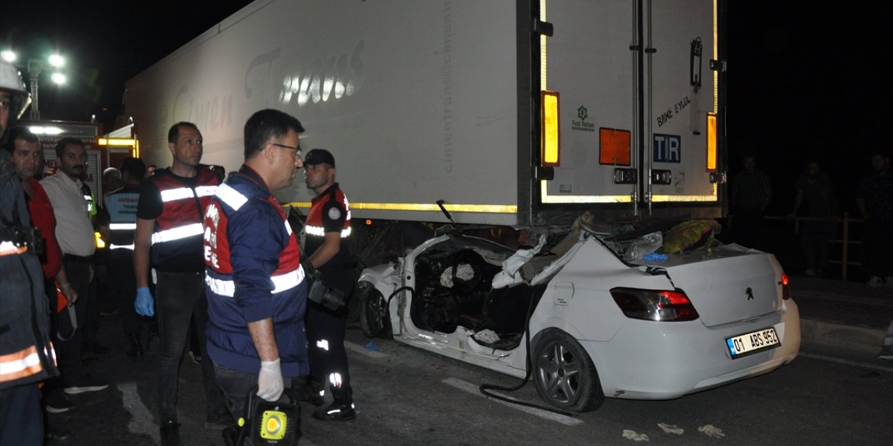 Park halindeki tırın altına girdi: 2 kişi öldü