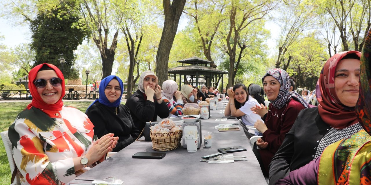 Konya’da kadın çalışanlara anneler günü sürprizi