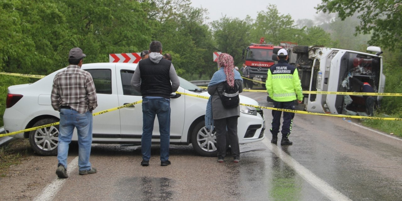 Öğrencileri taşıyan otobüs kaza yaptı: 18 yaralı