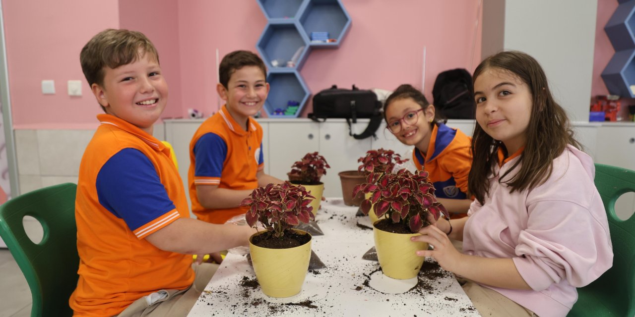 Konya’da öğrenciler annelerini yaprak güzeliyle sevindirdi