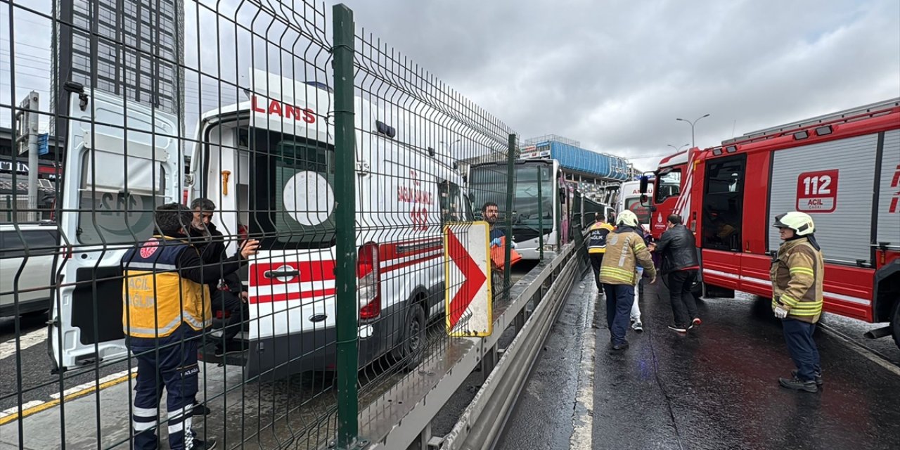 Metrobüsler çarpıştı: 1 ölü, 20 yaralı