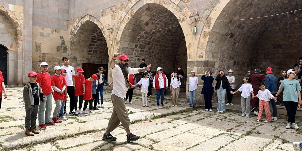 Konya’da öğrenciler hem geziyor hem para kazanıyor