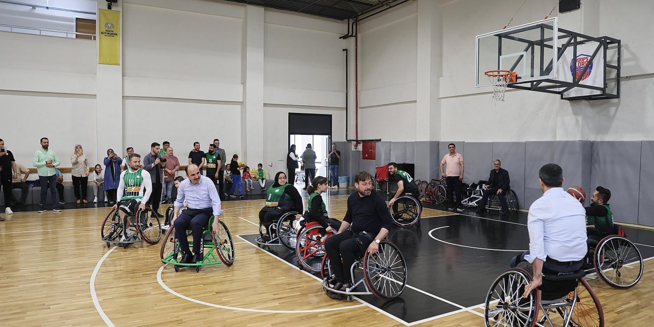 Başkan Altay tekerlekli sandalyeye oturdu basketbol oynadı