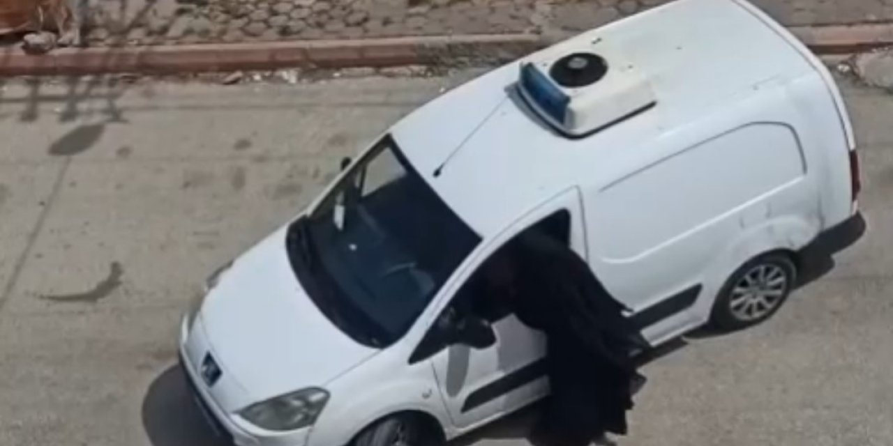 Çay tartışması kavgaya dönüştü, eşini sokak ortasında darbetti