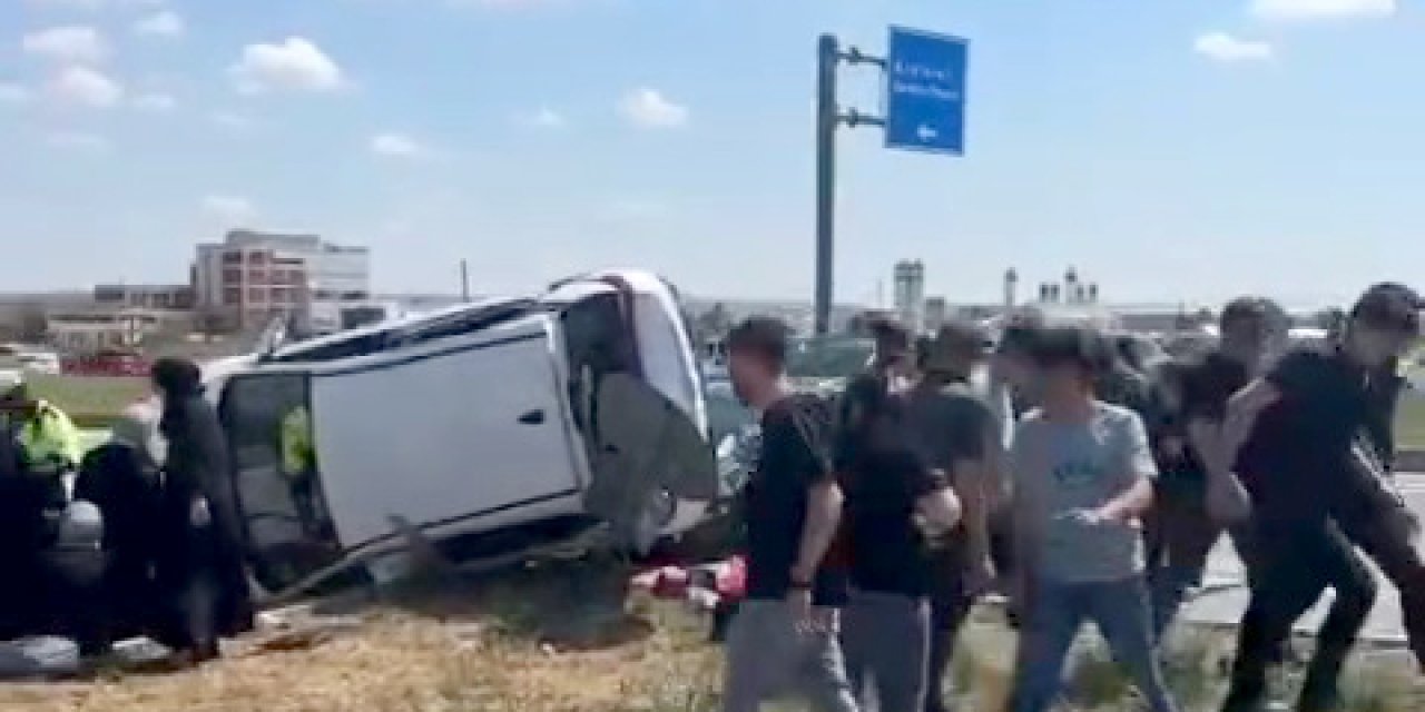 2 otomobil kavşakta çarpıştı: Yaralılar var