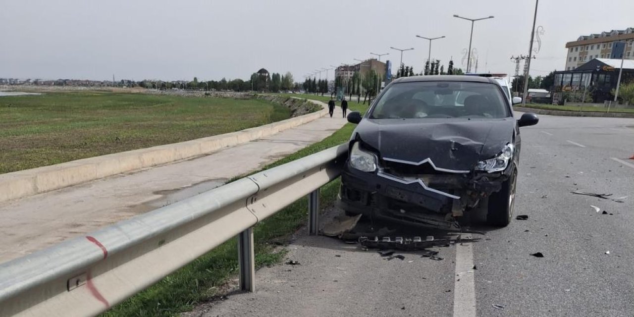 Konya’da iki otomobil kavşakta çarpıştı