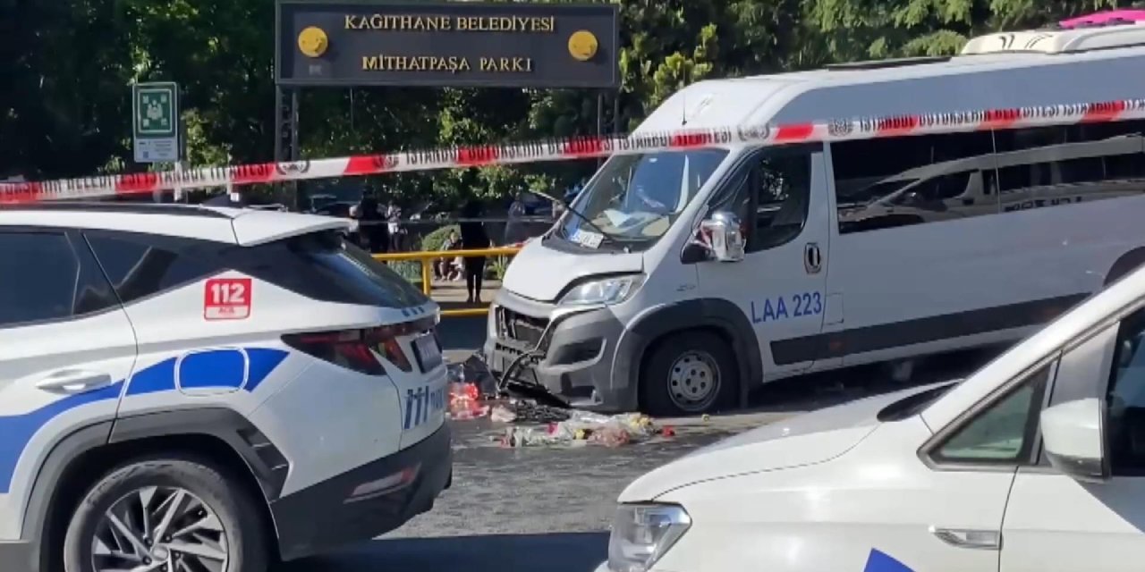 Kaldırıma dalan minibüs dehşet saçtı: 1 ölü, 4 yaralı