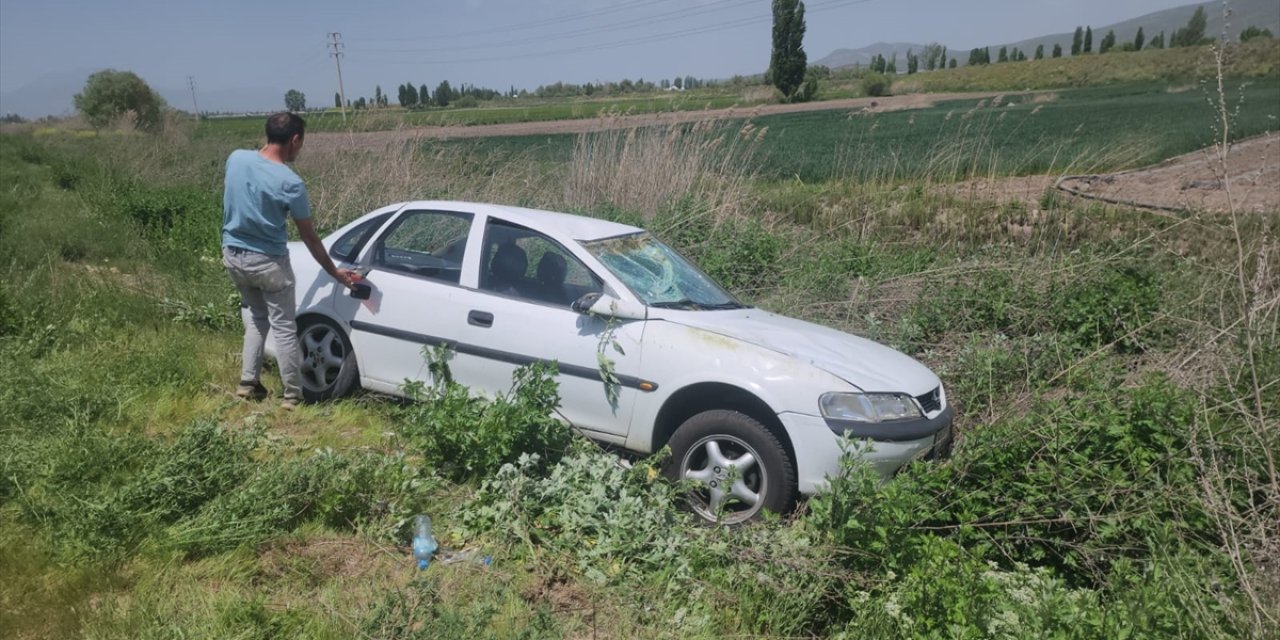 Konya’da otomobil şarampole devrildi: 2 yaralı