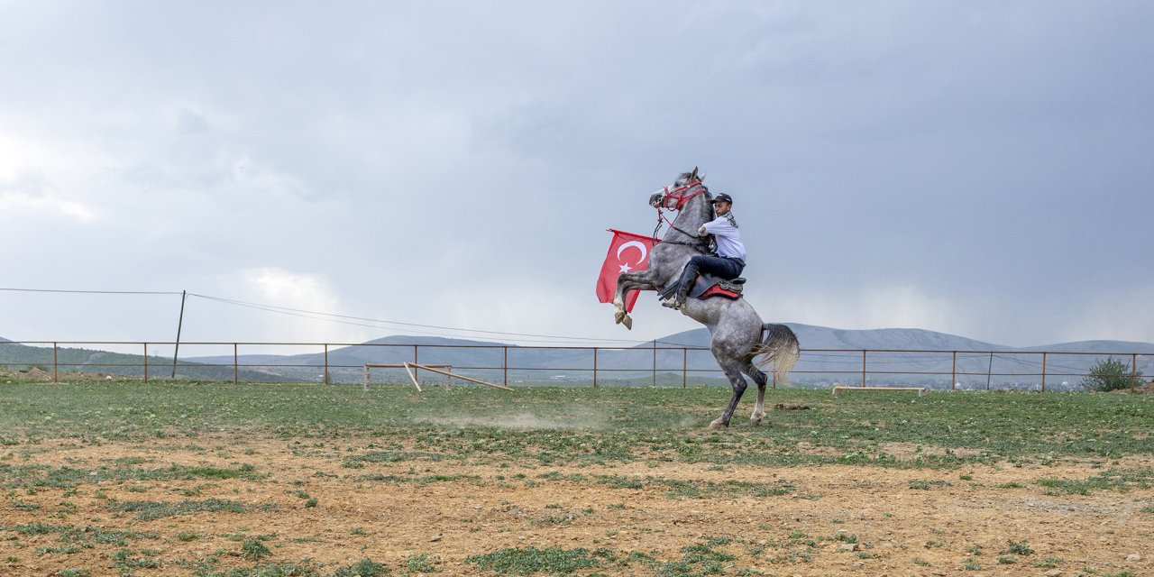 Konyalı fotoğrafçıların atlı safarisinden muhteşem kareler