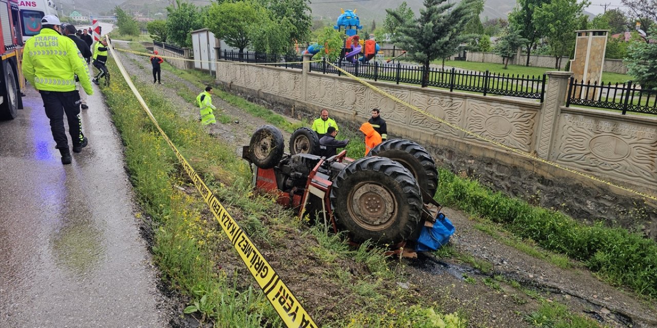 Devrilen traktörün altında can verdi