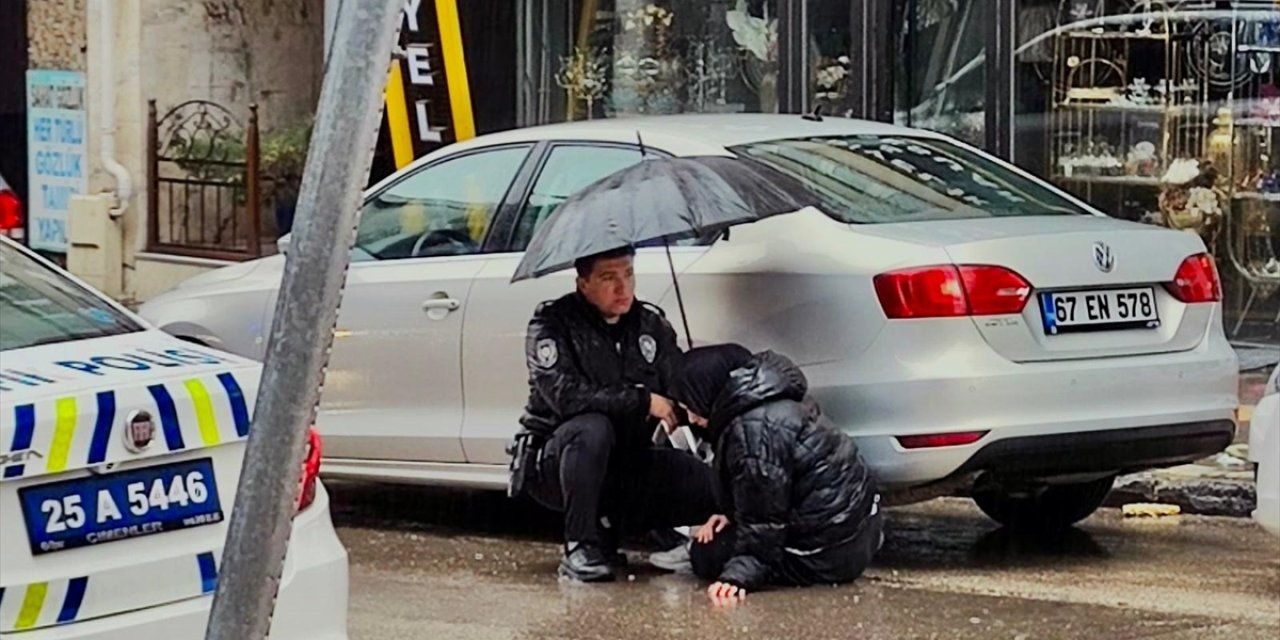 Yürek ısıtan görüntü! Kazada yaralanan kız çocuğuna şemsiye tuttu