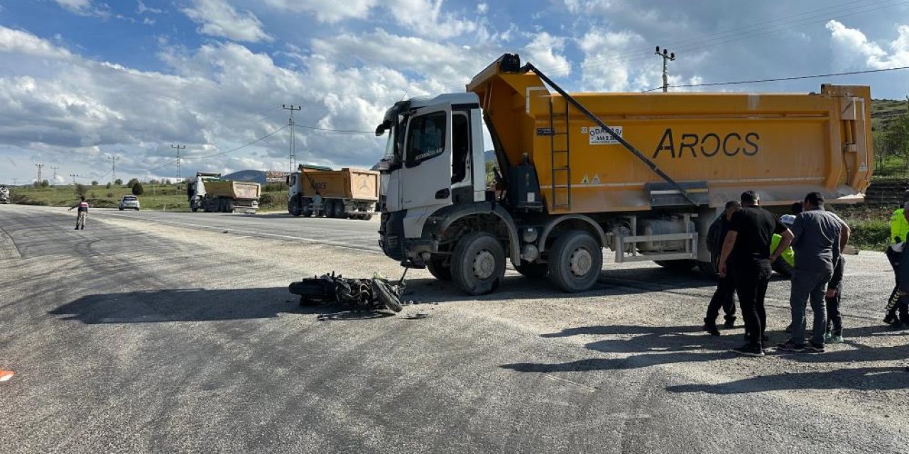 Kamyonla çarpışan motosiklet sürücüsü öldü