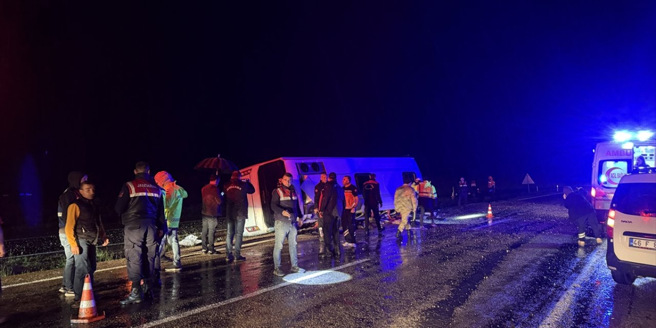 Göçmenleri taşıyan minibüs devrildi: 1 ölü, 22 yaralı