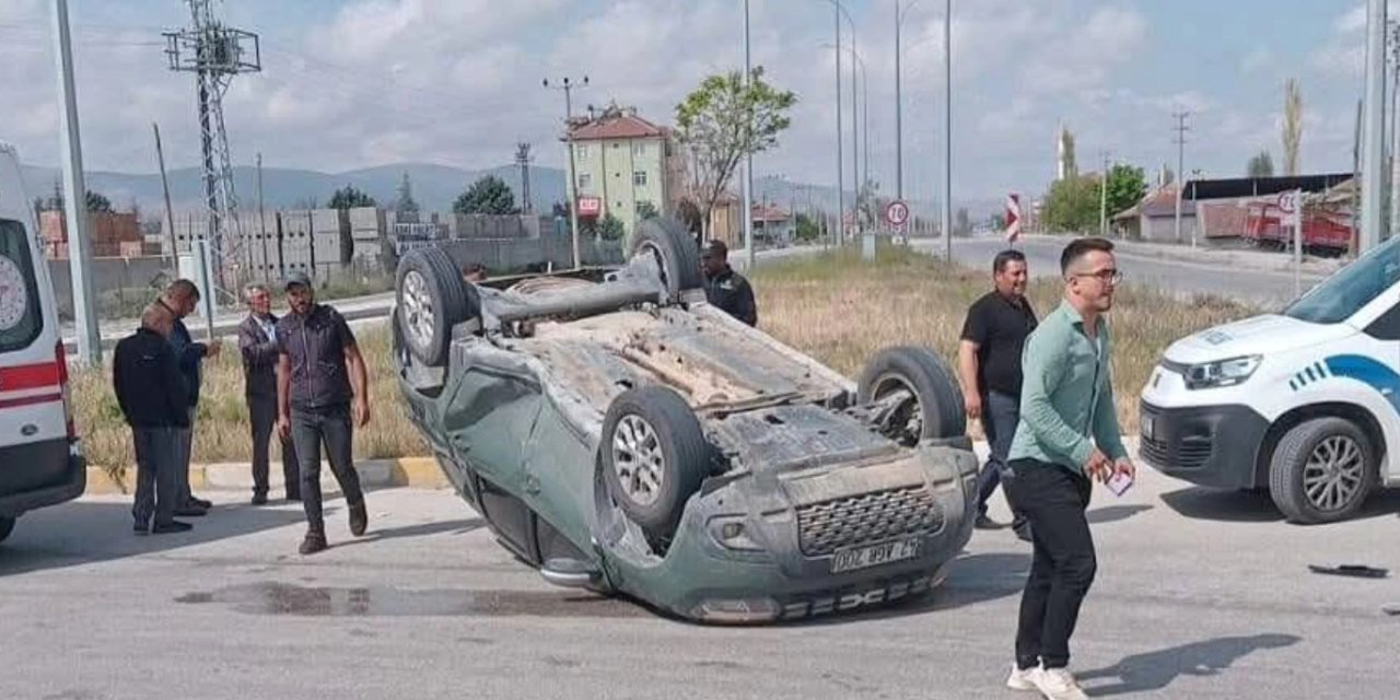 Konya’da çarpışan 2 otomobilden biri takla attı