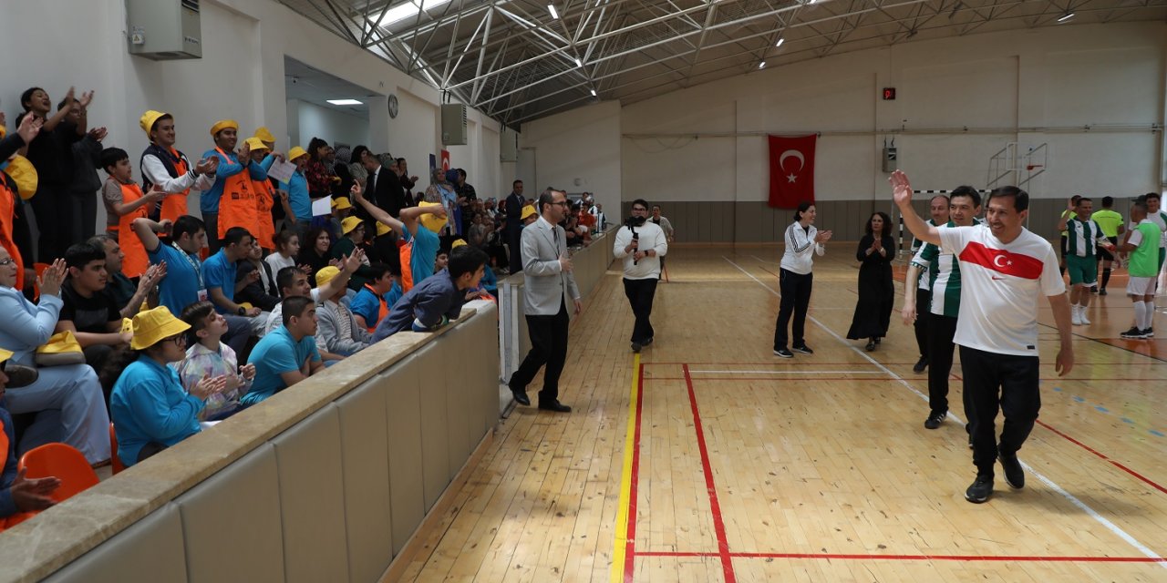 Başkan Kılca formayı giydi özel öğrencilerle futbol oynadı
