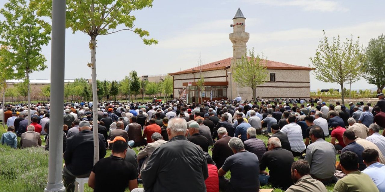 Toprak susuz, eller duada! Konya Obruk’ta yağmur duası