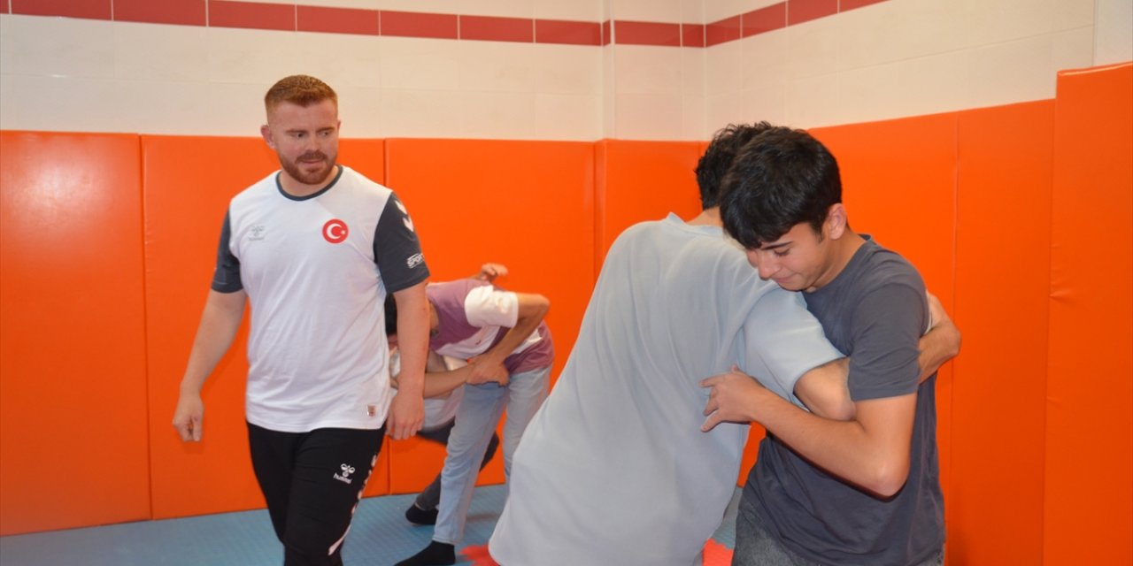 Milli judocu öğretmen Konya'da engelli öğrencilere yol gösteriyor