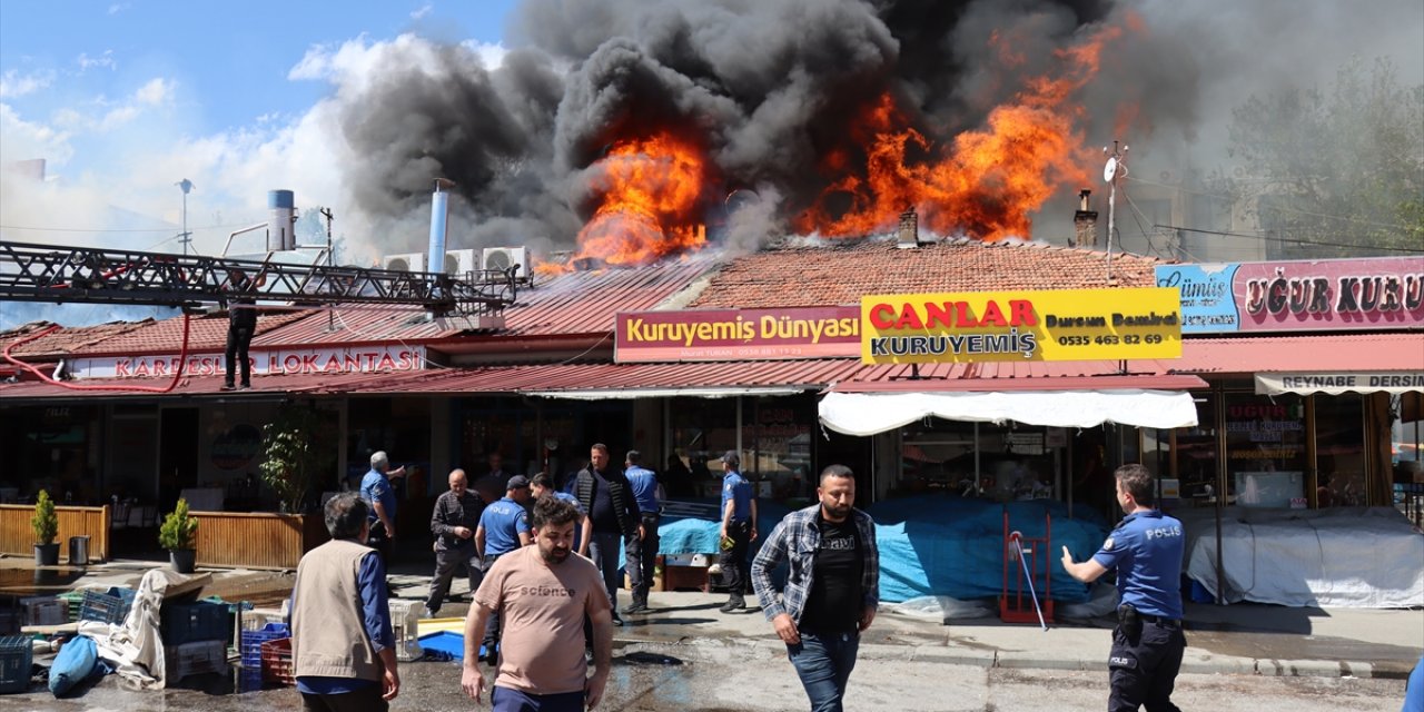 Çatıda başlayan yangın 20 işyerine sıçradı