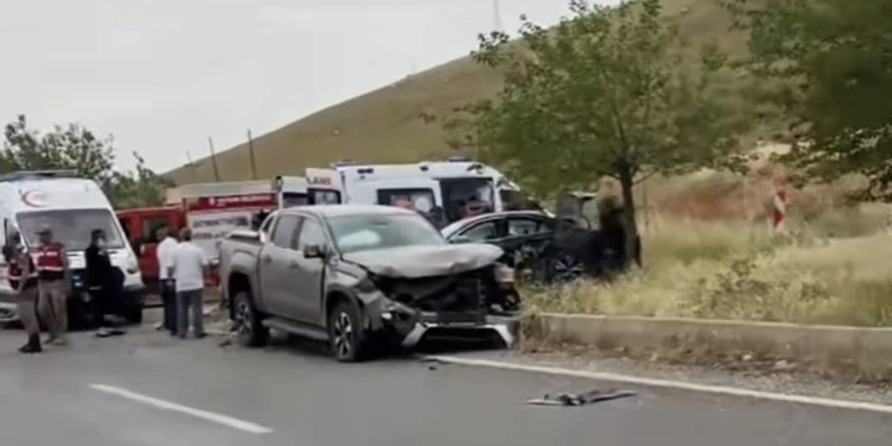 Otomobil ile kamyonet çarpıştı: 1 ölü, 3 yaralı