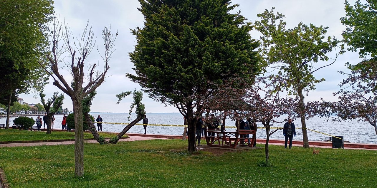 Kayalıklarda kimliği belirsiz erkek cesedi bulundu