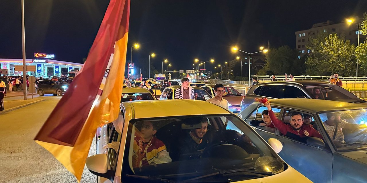 Galatasaraylı taraftarlar Konya’da şampiyonluğu kutladı