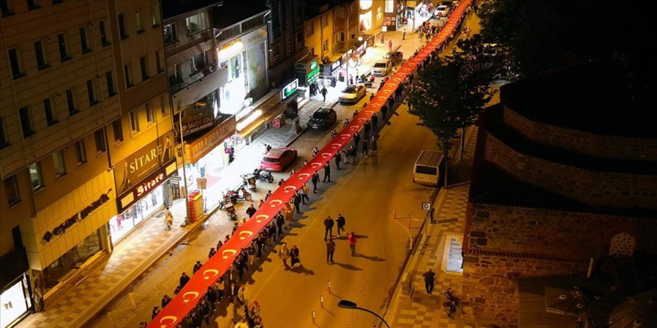 1000 metrelik Türk bayrağıyla "Gençlik Yürüyüşü" yapıldı