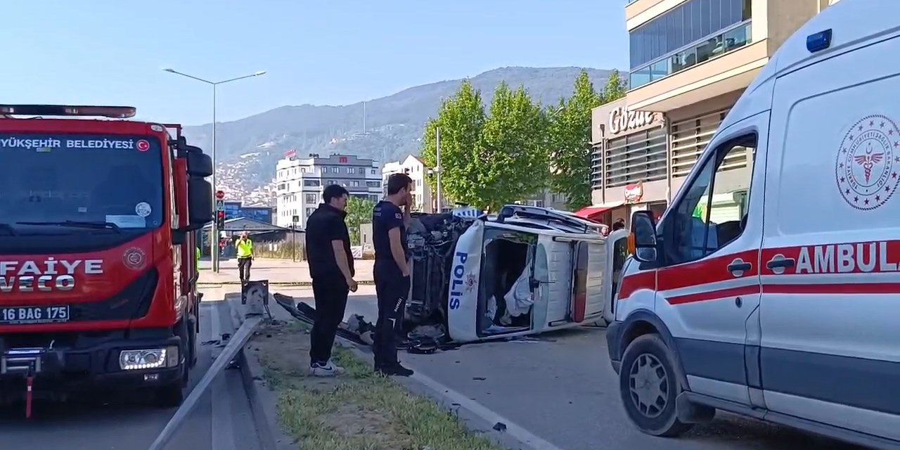 İhbardan dönen polis aracı devrildi: 5 yaralı
